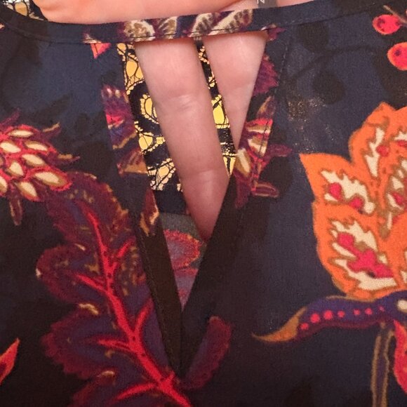 Van Heusen Floral Crochet Blouse. Size M. - Picture 7 of 10